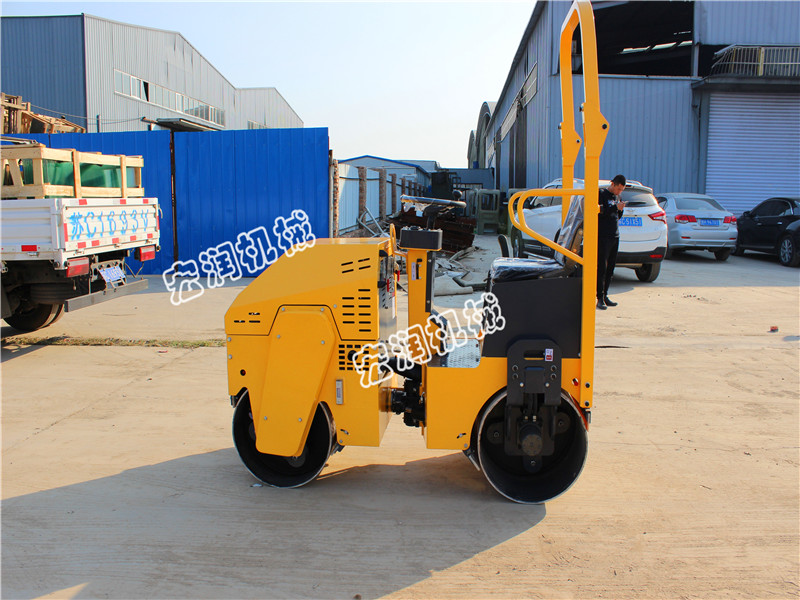 小型振動壓路機